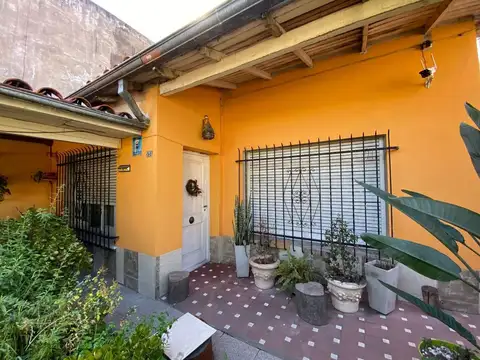 VENTA CASA 3 AMBIENTES CON COCHERA BERNAL OESTE