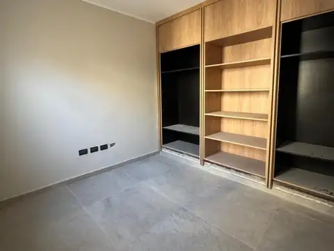 casa con detino comercial frente a la plaza Legislatura