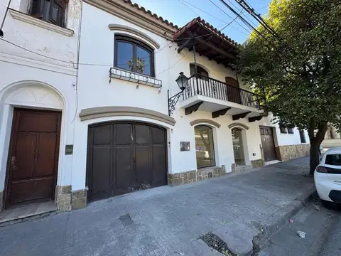 casa con detino comercial frente a la plaza Legislatura