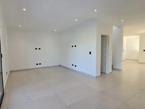 Casa en Venta con 3 cocheras
