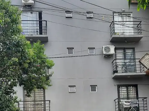 DEPARTAMENTO CON COCHERA EN CASTELAR A 2 CUADRAS DE LA ESTACIÓN