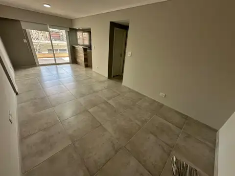 Venta de amplio tres ambientes de categoría con baulera en Wilde Centro