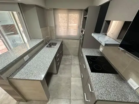 Venta de amplio tres ambientes de categoría con baulera en Wilde Centro