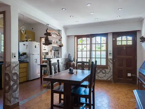 Casa 5 ambientes con 2 baños