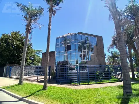 Importante propiedad comercial–industrial con vivienda integrada en Ituzaingó Sur