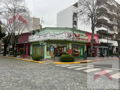 Venta en Block 3 Locales  con  2 Departamentos en Victoria Centro.