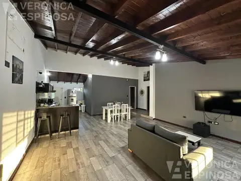Casa 8 ambientes con 2 baños