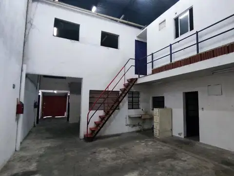 Excelente galpón con oficinas