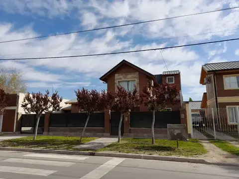 Casa 6 ambientes con 4 baños