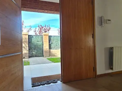 Casa en Alquiler con 2 cocheras