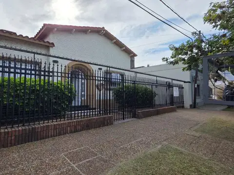 Casa con 4 dormitorios, patio verde, quincho y cochera