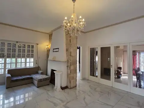 Casa 8 ambientes con 2 baños