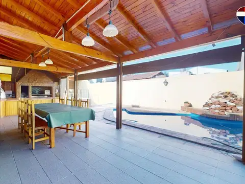 Casa en Venta con 2 cocheras