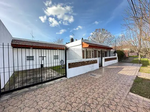 VENTA CASA 3 AMBIENTES CON COCHERA - CASTELAR