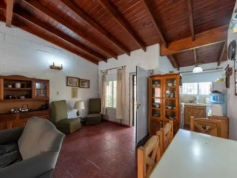 VENTA CASA 3 AMB.- APTO CREDITO-PILETA- BURZACO.