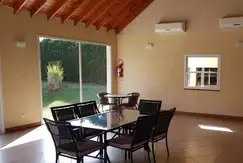 Áreas comunes piscina, laundry, club-house en el Barrio cerrado, Alto del Molino