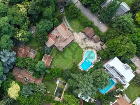 Venta Lote de  1.587 m² Parque Leloir, con casa a reciclar, pileta y quincho