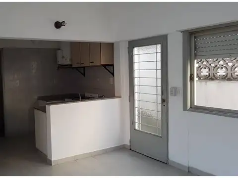 TIPO CASA 2 ambientes con patio. Financiación Directa