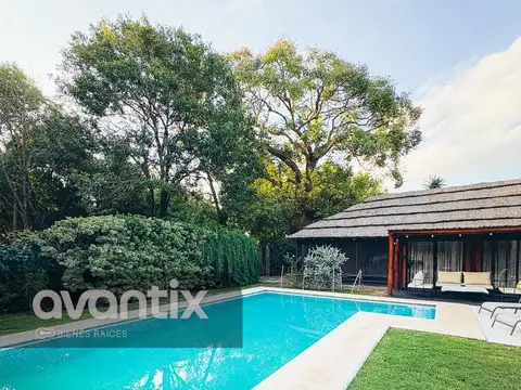 Casa en Venta con 2 cocheras