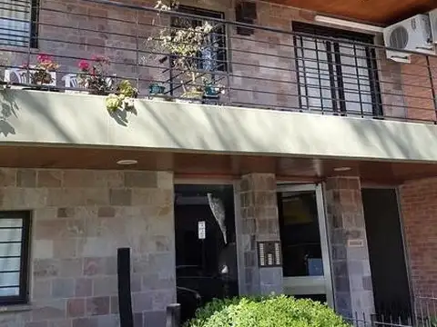 Alquiler - Dpto. 2 amb en San Isidro con balcón y cochera cubierta,  excelente ubicación