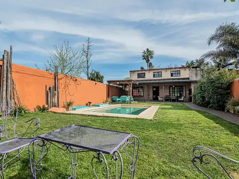 Casa en Venta 5 dormitorios entre caminos 21C 423 bis y 424  Permuta Dpto La Plata