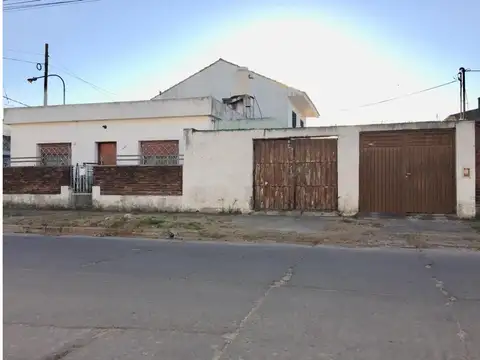 Casa de 4 ambientes de muy buen estado general.