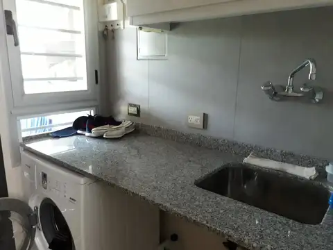 Casa de 3 Amb., con amplio fondo y Pileta.-