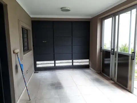 Casa de 3 Amb., con amplio fondo y Pileta.- 