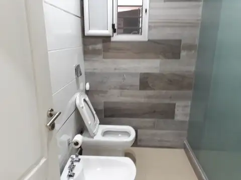 Casa de 3 Amb., con amplio fondo y Pileta.-