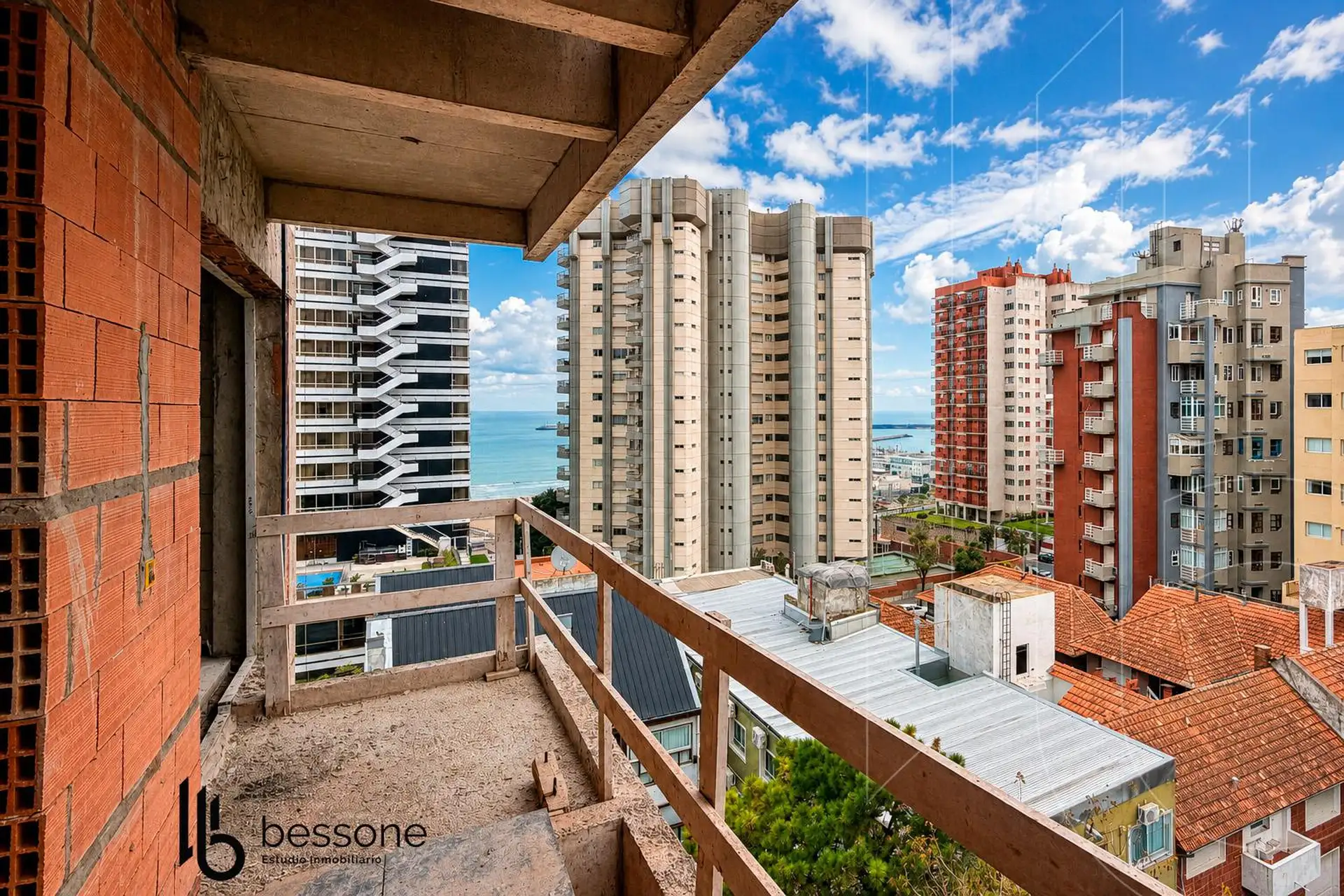 Depto 3 amb, 85m² cubiertos con cochera y balcón — Playa Grande