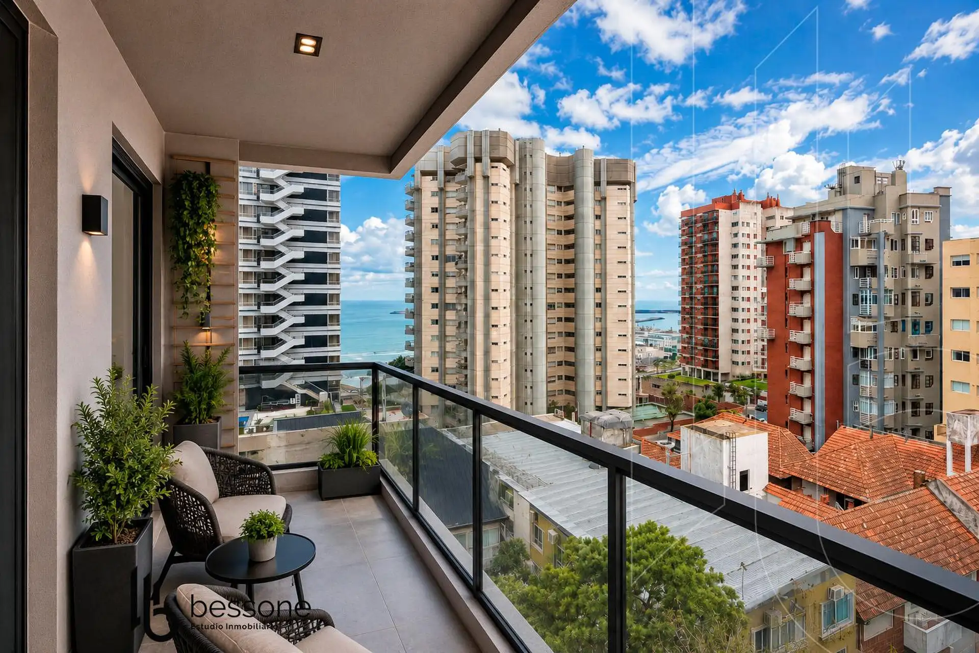 Depto 3 amb, 85m² cubiertos con cochera y balcón — Playa Grande