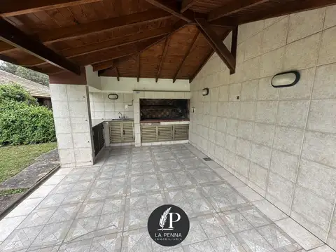 Casa 8 ambientes con 4 baños