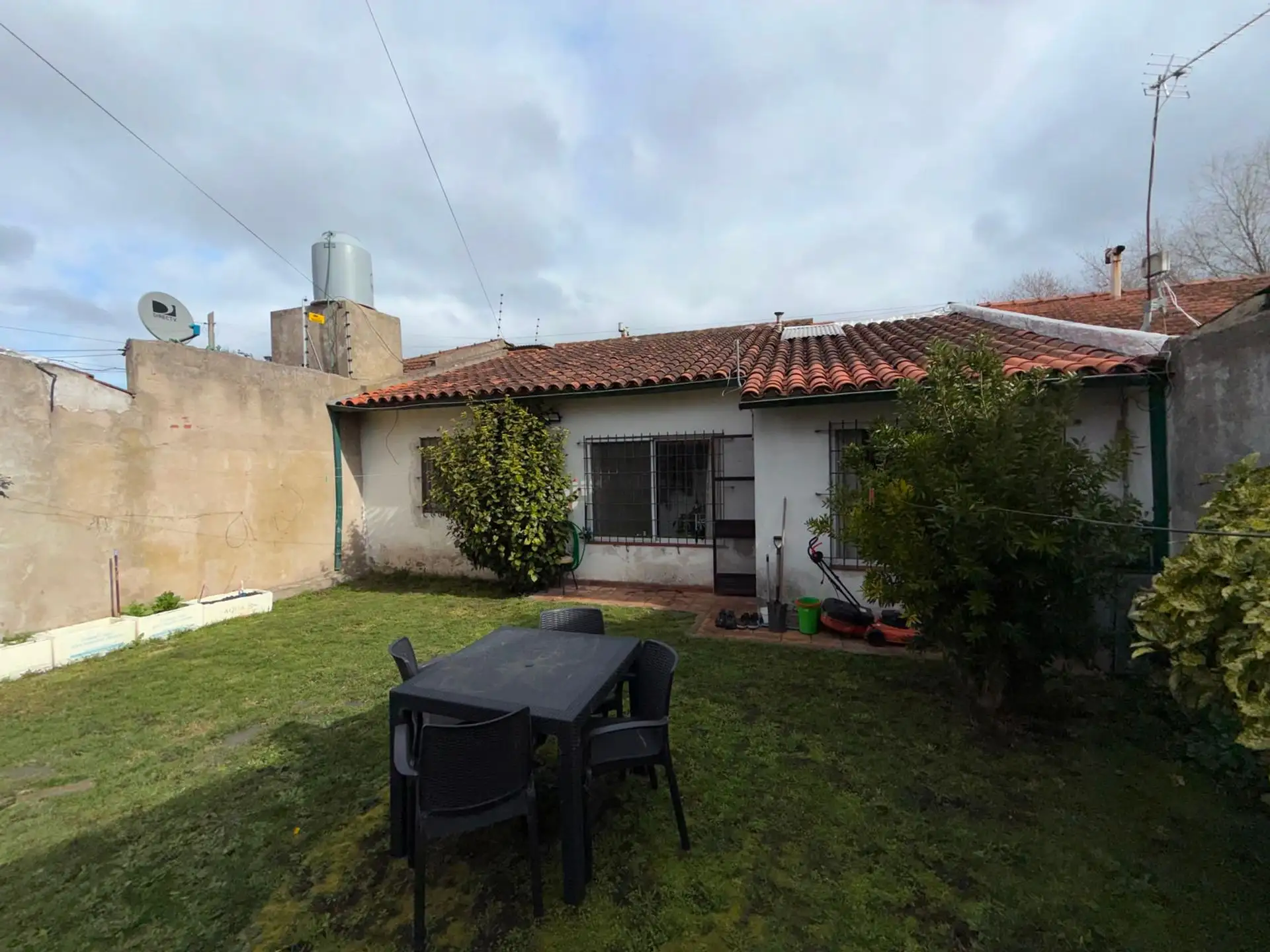 CASA 3 AMBIENTES CON JARDIN Y GARAGE EN AV VERTIZ