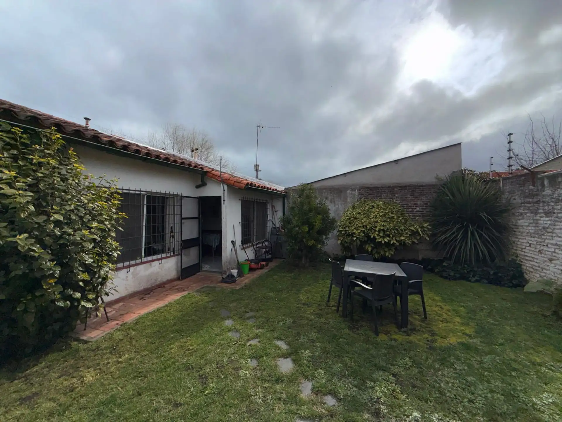CASA 3 AMBIENTES CON JARDIN Y GARAGE EN AV VERTIZ