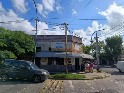 ESQUINA CON 3 LOCALES COMERCIALES Y UN TALLER EN LANUS