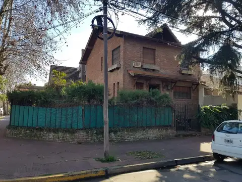 Chalet de tres plantas con garaje