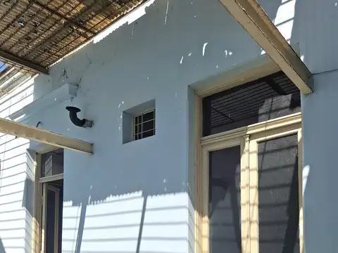 CASA SOBRE LOTE PROPIO DE 8,66  X 39,40  / 11 HABITACIONES.