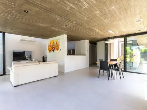 CASA EN VENTA GONNET 3 DORMITORIOS ENTRE CAMINOS