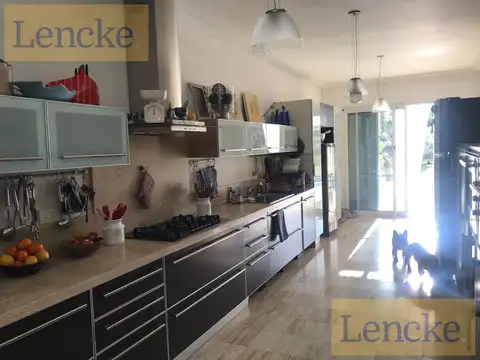 Casa en Venta con 5 cocheras