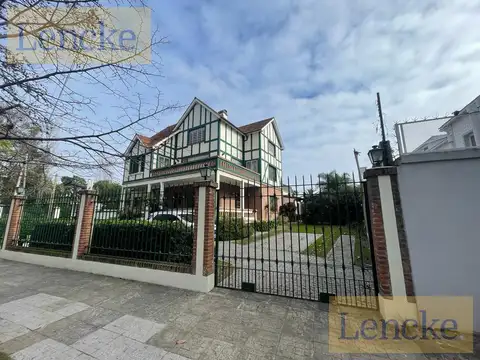 Lencke vende-extraordinaria casa inglesa reciclada a nuevo, gran lote de 2646 m2