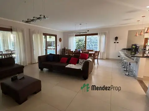 Casa 4 ambientes con 3 baños