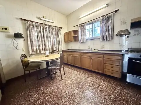 Casa 5 ambientes en muy buena ubicación.