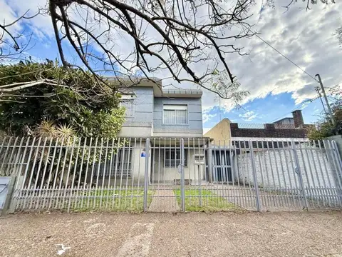 Casa 5 ambientes en muy buena ubicación.