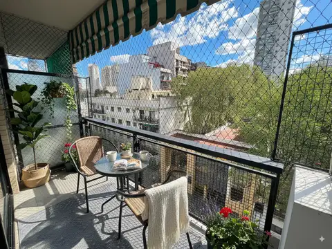 Venta departamento 4 ambientes luminoso con balcón y baulera.