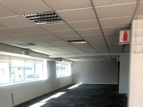 Oficina en Alquiler con 2 cocheras