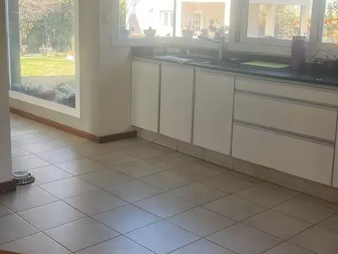 Casa 6 ambientes con 3 baños