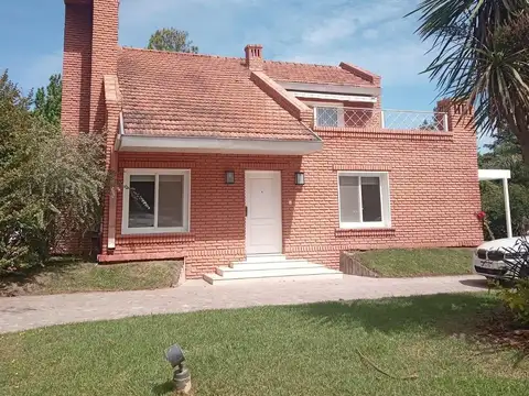 Casa en venta - 3 Dormitorios 3 Baños - Cochera - 1.100Mts2 - Campana