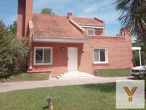 Casa en venta - 3 Dormitorios 3 Baños - Cochera - 1.100Mts2 - Campana