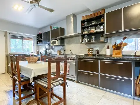 Casa 6 ambientes con 2 baños