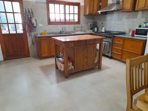 VENTA CASA. PATIO. TERRAZA. COCHERA. LOCAL. LANUS.